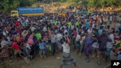 孟加拉国一个难民营在发放援助物资期间发生冲突，一名来自缅甸的罗兴亚难民殴打其他难民 (2017年9月25日)