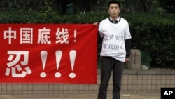 一名中國男子在菲律賓駐北京大使館附近抗議並誓言捍衛中國主權(2012年5月11日)
