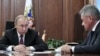 Ruski predsednik Vladimir Putin razgovara sa ministrom odbrane Sergejem Lavrovim, 2. februara 2019. 