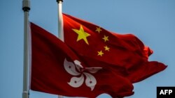 中國和香港旗幟。
