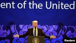 Američki predsednik Donald Tramp govori poslednjeg dana samita poslovnih direktora članica APEK-a uoči početka samita lidera APEC-a u Vijetnamu.