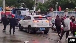 ພາບ​ທີ່​ໄດ້​ມາ​ຈາກ​ວິ​ດີ​ໂອ​ໃນ​ສື່​ສັງ​ຄົມ ຈີນ ເມື່ອ​ວັນ​ທີ 19 ພະ​ຈິກ 2024, ສະ​ແດງ​ໃຫ້​ເຫັນ​ເຫດ​ການ​ລົດ​ຕຳ​ຄົນ​ຢູ່ນອ​ກ​ໂຮງ​ຮຽນ​ປະ​ຖົມ ຢົງ​ອານ ໃນ​ເມືອງ ຊາງ​ເດ, ແຂວງ ຮູ​ໜານ, ຈີນ. ນັກ​ຮຽນຫຼາຍ​ຄົນ​ໄດ້​ຮັບ​ບາດ​ເຈັບ.