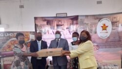 Udaba lomuzi weEntembeni Old Peoples Home uphiwa isipho sekhisimusi siluphiwa nguEzra Tshisa Sibanda