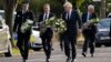 Britanski premijer Boris Džonson i lider opozicione Laburističke partije Keir Starmer nose cveće na mestu ubistva poslanika Dejvida Amesa, u mestu Leng-on-Si, Eseks, Engleska, 16. oktobar 2021.