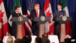 Arhiva - Predsednik Meksika, Enrike PEna Nieto (levo) rukuje se sa predsednikom SAD Donaldom Trampom, dok kadanski premijer Džastin Trudo posmatra, tokom priprema za potpisanje novog sporazuma SAD-Meksiko-Kanada.