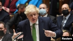 英国首相约翰逊在位于伦敦的英国议会讲话。(2022年1月19日)