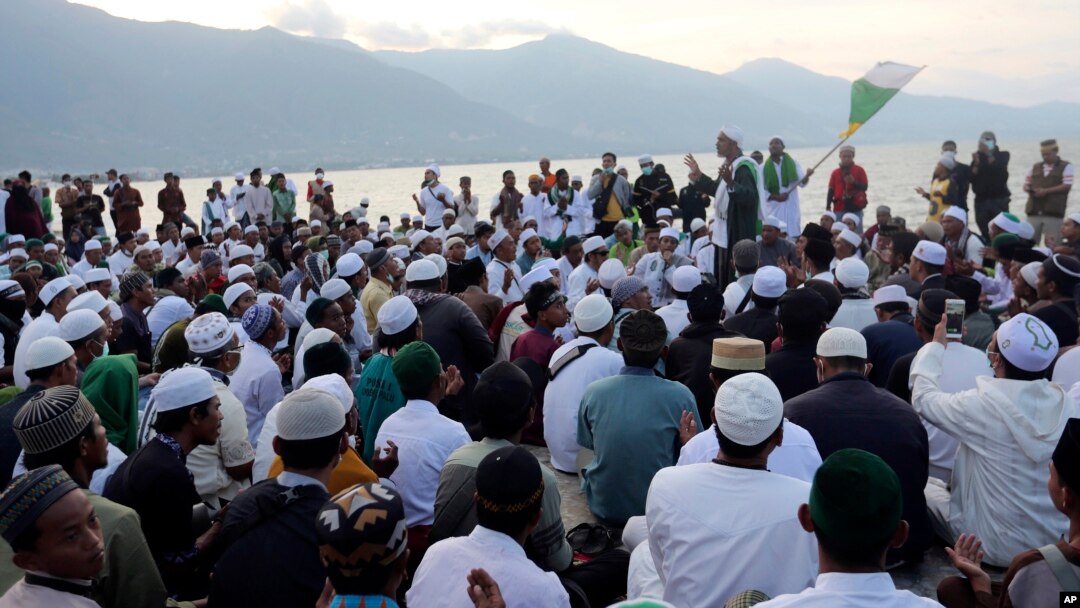 Indonesian Muslim men pray during a special prayer for the victims of earthquake and tsunami at Talise beach in Palu, Central Sulawesi, Indonesia, Oct. 5, 2018. 