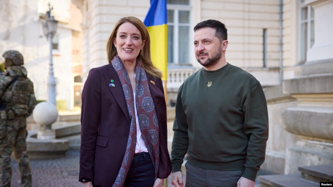 ယူကရိန်းနိုင်ငံအနောက်ဘက်ခြမ်းက Lviv မြို့မှာ သုံးရက်ကြာ ကျင်းပနေတဲ့ စစ်ရာဇဝတ်မှုဆိုင်ရာညီလာခံကိုတက်ရောက်လာတဲ့ ဥရောပသမဂ္ဂလွှတ်တော်ဥက္ကဋ္ဌ Roberta Metsola နဲ့ယူကရိန်းသမ္မတ Zelenskiy (မတ်လ ၄၊ ၂၀၂၃)