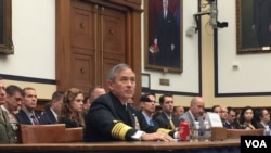 美軍太平洋司令部司令哈里斯海軍上將星期三在眾議院軍事委員會作證（美國之音莉雅拍攝）。