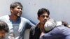 Ndugu wa watu waliouawa ndani ya Kanisa wakiwa hospitali eneo la kuhifadhi maiti baada ya mlipuko huo kutokea Sri Lanka, Aprili 21, 2019.