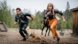 Tom Holland berperan sebagai 'Todd Hewitt' dan Daisy Ridley sebagai 'Viola Eade' dalam CHAOS WALKING ("Chaos Walking" / Murray Close via EPK.TV)
