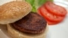 Daging burger pertama di dunia yang dikembangkan di laboratorium, setelah dimasak pada acara paluncurannya di London (5/8). (Reuters/David Parry)