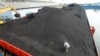 Tempat berlabuh tongkang batu bara terlihat di Pelabuhan Tanjung Priok, Jakarta 26, 2011. (Foto: REUTERS/Crack Palinggi)