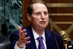 Član Senatovog komiteta za finansije, senator Ron Vajde, demokrata iz Oregona, postavlja pitanje u sekretaru a finansije Vilburu Rosu, tokom saslušanja povodom tarifa, na Kapitol hilu, 20. juna 2018, u Vašingtonu.