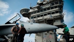 美國林肯號航母6月3日波斯灣護航﹐上載有F/A-18戰機將地區緊張局勢拉高。
