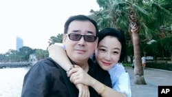 澳籍華裔作家楊恆均和夫人在一起。