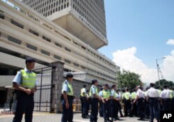 香港警方組成人牆保護解放軍駐港總部