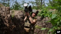 Ukrajinski vojnik nosi američki raketni raketni bacač Stinger u rovu na liniji fronta u regionu Zaporožja, Ukrajina, 28. maj 2024.