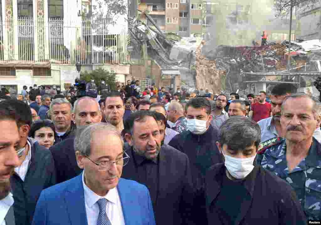 حضور فیصل مقداد، وزیر امور خارجه سوریه، در محل کنسولگری جمهوری اسلامی در دمشق پس از تخریب کامل آن بر اثر حمله منتسب به اسرائیل. دوشنبه ۱۳ فروردین ۱۴۰۳ 