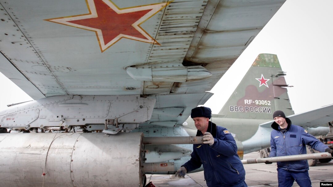 2015年3月12日俄羅斯軍人為蘇-25攻擊機噴氣式戰鬥機裝載空對地導彈