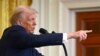 Mokonzi ya Ekolo Amerika Donald Trump azali koyanola na bapanzi nsango na bokutani na ministre wa Yambo ya Israel Benjamin Netanyahu na Washinton D.C., 4 sanza ya mibale 2025. . (Photo by ANDREW CABALLERO-REYNOLDS / AFP)