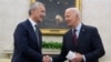 Presiden Joe Biden bertemu dengan Sekretaris Jenderal NATO Jens Stoltenberg di Ruang Oval di Gedung Putih, 17 Juni 2024 lalu (foto: dok). Biden akan jadi tuan rumah KTT NATO di Washington, DC minggu depan. 