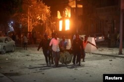 Spasioci evakuišu povređenog čoveka sa mesta eksplozije automobila bombe, koji je za cilj imao holet u biznis centru u Ulici Maka al Mukarem, u Mogadišu, Somalija, 28. februara 2019.