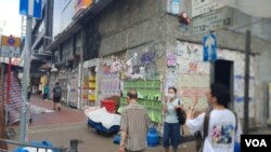 香港經濟狀況持續低迷，不少零售業商店無奈結業，專家估計經濟將是李家超「施政報告」的核心。 （美國之音)