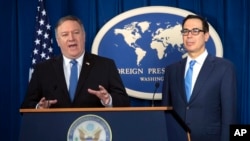 Američki državni sekretar Majk Pompeo (levo) i sekretar za finansije Stiven Mnučin na današnjoj konferenciji za novinare u Vašingtonu (Foto: AP/J. Scott Applewhite)