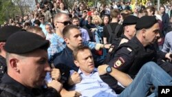 Policija privodi Alekseja Navalnog u Moskvi