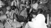 Soldados do MPLA comemoram independência de Angola em 11 de Novembro de 1975