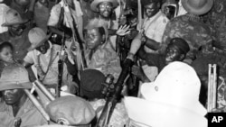 Soldados do MPLA comemoram independência de Angola em 11 de Novembro de 1975