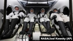 Kosmonaut Roscosmos Alexander Grebenkin, kiri, dan astronaut NASA, kiri ke kanan, Michael Barratt, Matthew Dominick, dan Jeanette Epps di pesawat ruang angkasa SpaceX Dragon Endeavour setelah mendarat di Teluk Meksiko, 25 Oktober 2024. (NASA/Joel Kowsky via AP)