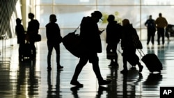 美國鹽湖城國際機場內的旅客（美聯社，2020年10月27日）