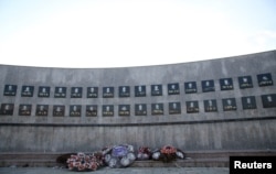 Spomen obeležje žrtvama masakra u Račku, gde su srpske snage pogubile Albance januara 1999. godine. (Foto: Reuters)