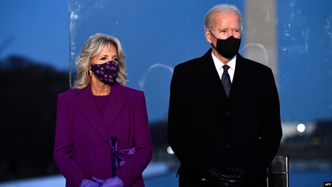 ကျမ်းသစ္စာ ကျိန်ဆိုမယ့် Joe Biden နှင့် ဇနီးသည် သမ္မတ လင်ကွန်း အထိမ်းအမှတ် ပြတိုက်မှာ ကျင်းပတဲ့ COVID 19 ကြောင့် အသက်သေဆုံးခဲ့ရသူတွေအတွက် ဆုတောင်းပွဲ အခမ်းအနားကို တက်ရောက်ခဲ့