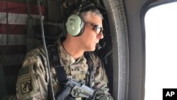 Arhiva - Američki armijski general Stefen Taunsend tokom ture severno od Bagdana, Irak, 8. febraura 2017. Taunsend veruje da je lider Islamske države,, Abu Bakr al-Bagdadi i dalje živ.
