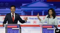 Biznismen Vivek Ramasvami i bivša ambasadorka u UN Niki Hejli tokom republikanske debate, 23. avgusta 2023. (Foto: AP/Morry Gash)
