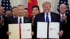 美国总统特朗普与中国副总理刘鹤于2020年1月15日在华盛顿白宫东厅签署了“第一阶段”美中贸易协议。