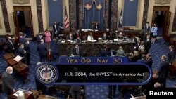 Potpredsednica SAD Kamala Haris saopštila je rezultat glasanja u Senatu o predlogu zakona o obnovi infrastrukture, 10. avgusta 2021. (Foto: Reuters/U.S. Senate Pool TV)