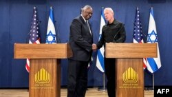 Gurukota rekudzivirirwa kweAmerica, VaLloyd Austin (L) negurukota rekudzivirirwa kweIsrael, VaYoav Gallant mushure memusangano nevatori venhau muTel Aviv nhasi.