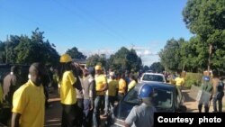 Abasekeli bebandla leCitizens Coalition for Change (CCC) bakhala ngokuthi amapholisa ayabalisa ukwenza imihlangano yokukhankasela ukhetho lwamaby-elections.