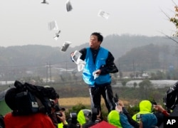 대북 전달을 날려보내는 박상학 자유북한운동연합 대표. (자료화면)