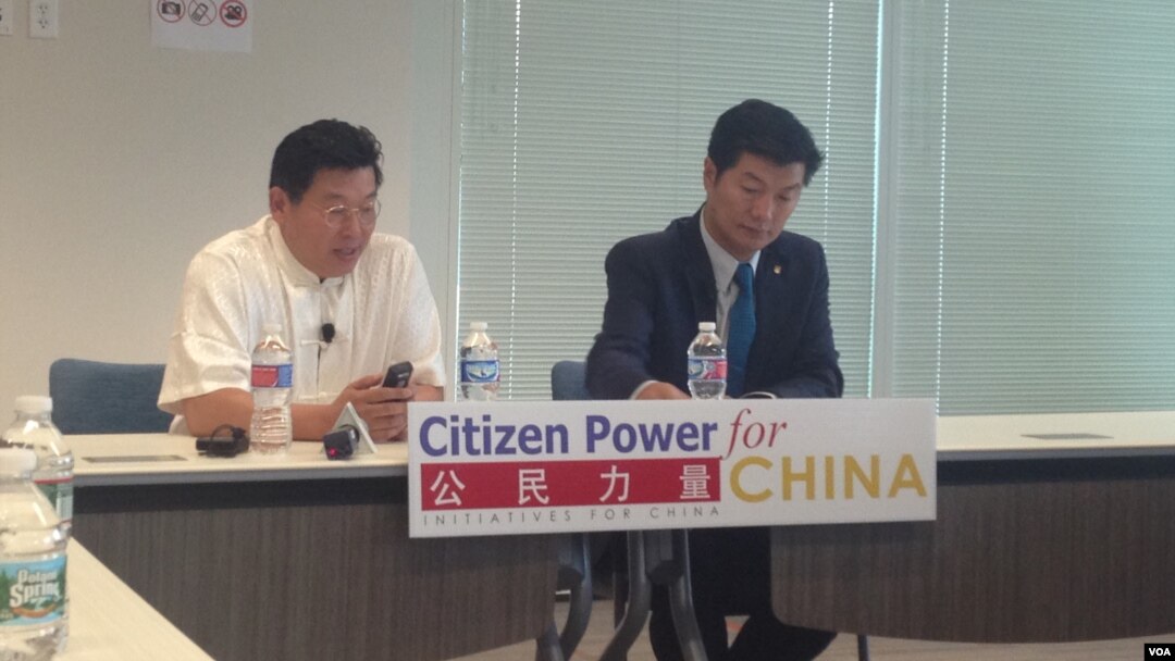 藏人行政中央司政洛桑森格博士（右）與公民力量創始人楊建利博士在對話會上。（美國之音海倫拍攝資料照）