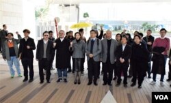 7名雨傘運動被告(左起)張秀賢(左二)、戴耀廷、邵家臻、陳淑莊、陳健民、朱耀明、李永達。(美國之音湯惠芸)
