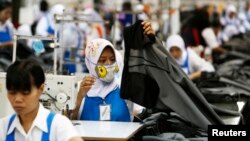 FILE - Suasana kerja di pabrik garmen PT Trisula Garmindo Manufacturing, di Bandung, Jawa Barat, 17 September 2013. (Reuters)