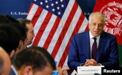 Specijalni izaslanik SAD za Avganista, Zalmaj Kalilzad, razgovara sa lokalnim novinarima u Ambasadi SAD u Kabulu, Avganistan, 18. novembra 2018.