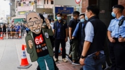 香港警方2021年9月9日突襲六四紀念館時搬走了支聯會創始人司徒華的頭像（路透社）
