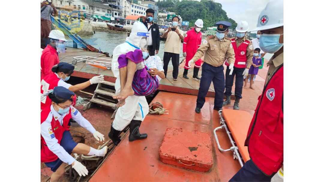 ထိုင်းနိုင်ငံက လွတ်ရက်စေ့တဲ့ မြန်မာအကျဉ်းသား ၁၅၀ ခန့် အပါအဝင်၊ လူ ၂၀၀ လောက်ကို မြန်မာနိုင်ငံဘက်ကို ပြန်လွဲှပြောင်းပေးနေတဲ့မြင်ကွင်း။ (ဓာတ်ပုံ - FED- နိုဝင်ဘာလ ၁၂၊ ၂၀၂၀)