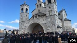 Arhiva - Nekoliko stotina osoba okupilo se ispred Sabornog Hrama vaskrsenja Hristovog u Podgorici, noseći crkvene i srpske zastave, Crna Gora, 26. decembra 2019. (Foto: Predrag Milić, VoA)
